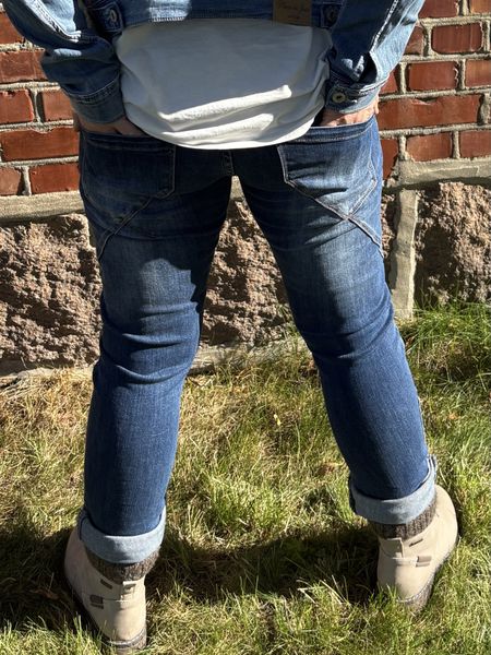 Jeans med brune hjerter