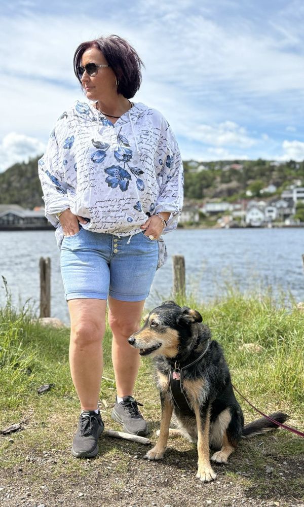 Topp med hette og snøring blå print