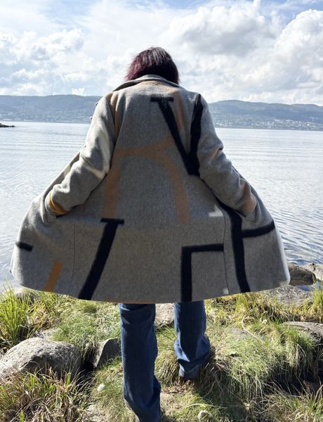 K&aring;pe kort gr&aring;/brun med kult print